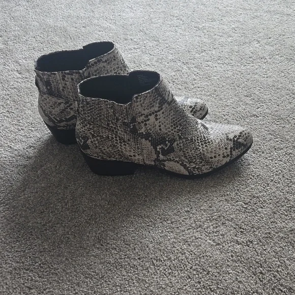 Unionbay Womens Snakeskin Print Ankle Tipper Booties Boots Sz 9.5M - Picture 3 of 6